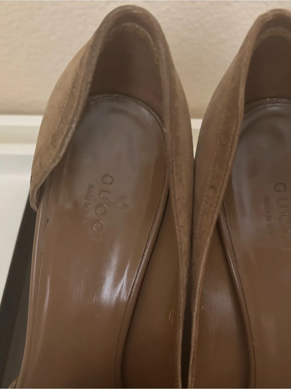 GUCCI  SUEDE D'ORSAY PUMP